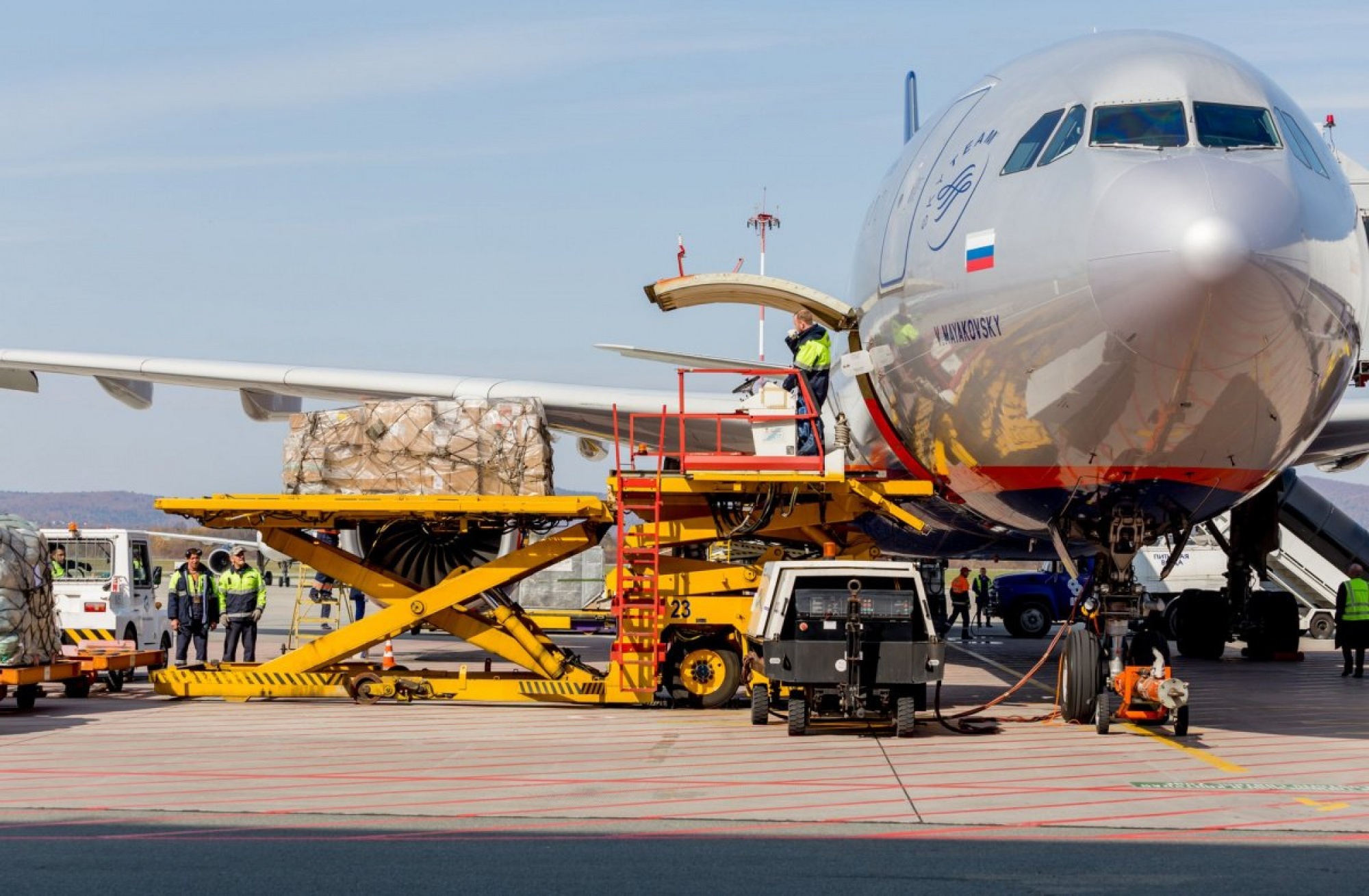 Погрузка груза в грузовой Boeing Аэрофлота — бригада СТК на перроне
