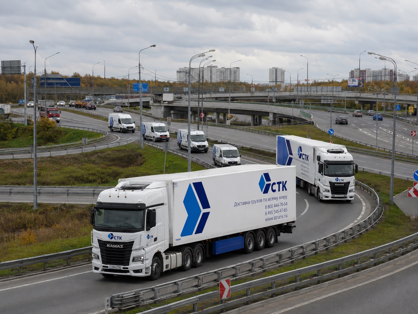 Автоколонна СТК на федеральной трассе — седельный тягач KAMAZ с фирменным изотермом и группа курьерских фургонов