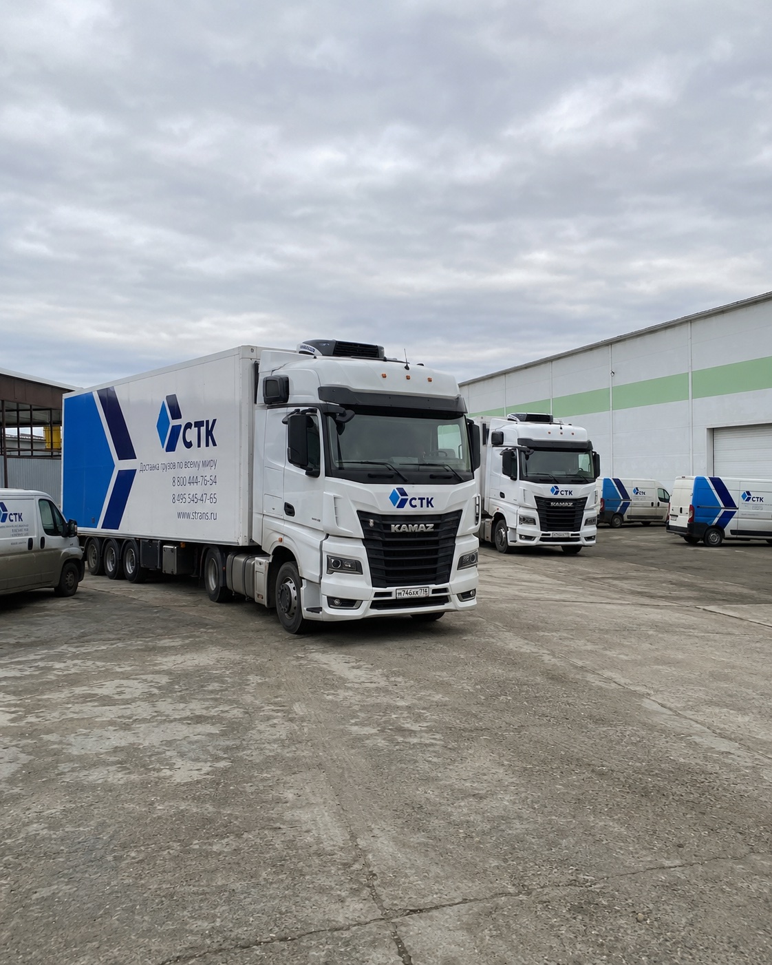 Седельные тягачи KAMAZ и курьерские фургоны СТК на территории терминала перед выездом в рейс